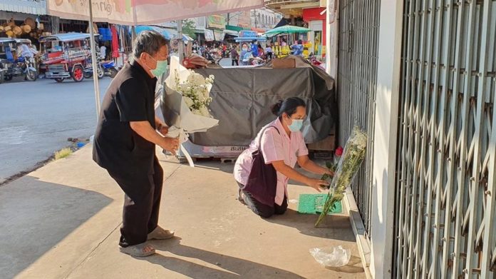 ชาวบ้านวางดอกไม้ อาลัย หมอปัญญา หมอไทยดับโควิดรายแรก