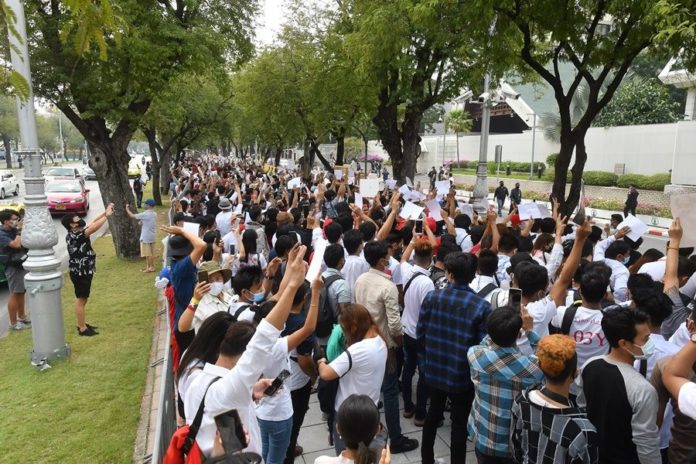 ชาวเมียนมา รวมตัวชูสามนิ้ว ต้านรัฐประหาร เรียกร้องปล่อยอองซาน
