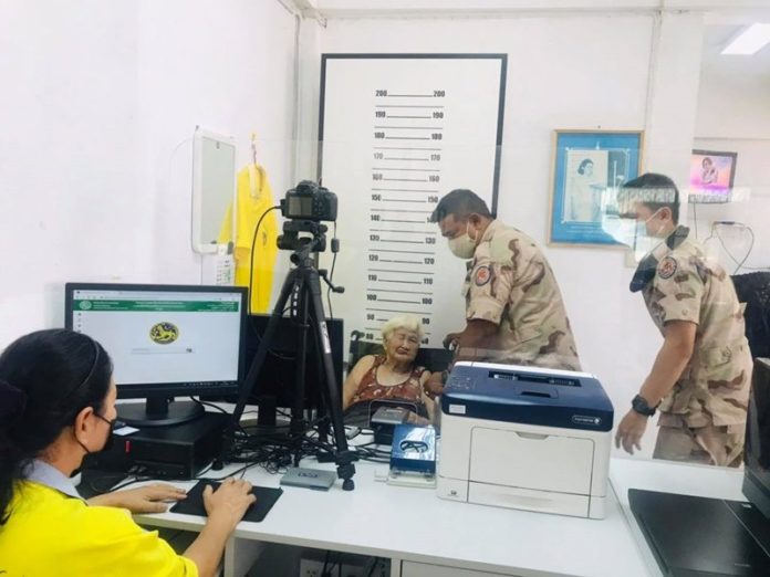 แชร์สนั่น แบกยายไม่เคยออกจากบ้าน 16 ปี ทำบัตร รับสิทธิ "เราชนะ"