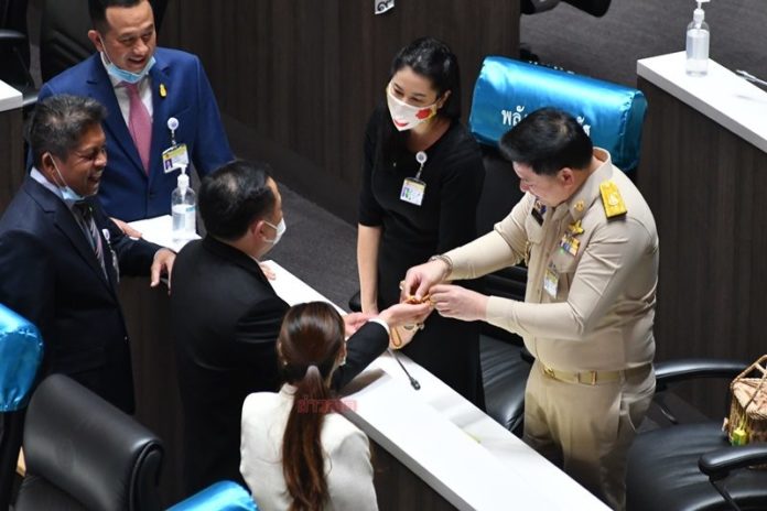 อนุทิน ขอส่องพระ นายสิระ นางสาวปารีณา
