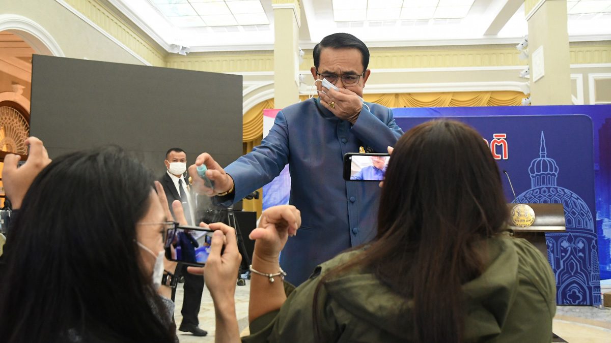 หมอเพจดัง ชี้ 'บิ๊กตู่' พ่นแอลกอฮอล์ใส่นักข่าว คิดน้อยเหลือเกิน ผิดวิธี-