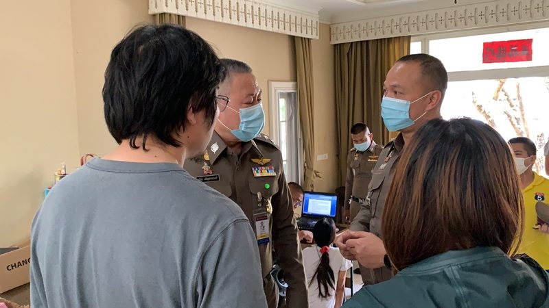 ศปอส.ตร. นำกำลังลุยค้นบ้านหรูกลางกรุง จับเว็บ พนันออนไลน์ รวบ 12 ผู้ต้องหาชาวจีนและไทย