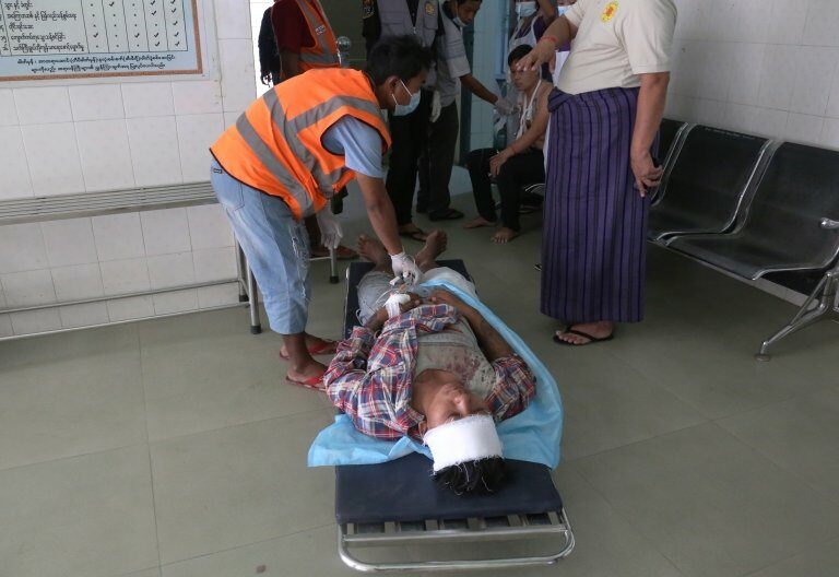 ผู้ได้รับบาดเจ็บนอนอยู่บนเปลในเมืองมัณฑะเลย์