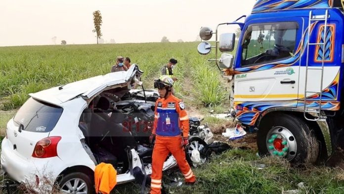 สิบล้อข้ามเลนชนเก๋ง