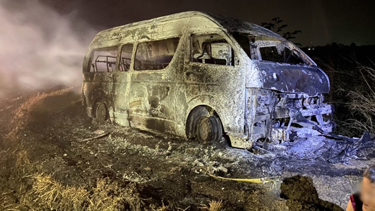 หนีตายระทึก! ลุงขับรถหลงโผล่กลางทุ่ง ติดคันนา ไฟไหม้รถ เหลือแต่ซาก