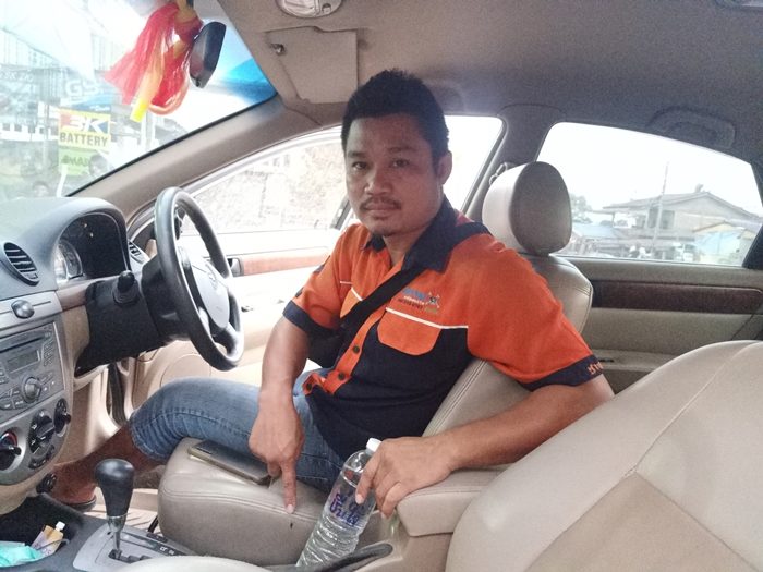 นายอัฐกร หรือ ช่างอัท ปาระเคน อายุ 29 ปี เจ้าของร้าน