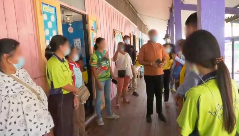 ผู้ปกครอง ฮือบุกโรงเรียนดังสระบุรี หลัง ผอ.ปืนจ่อนักเรียน ชั้นป.4 และ ป.5 จี้ถามข้อเท็จจริงทำเพราะอะไร