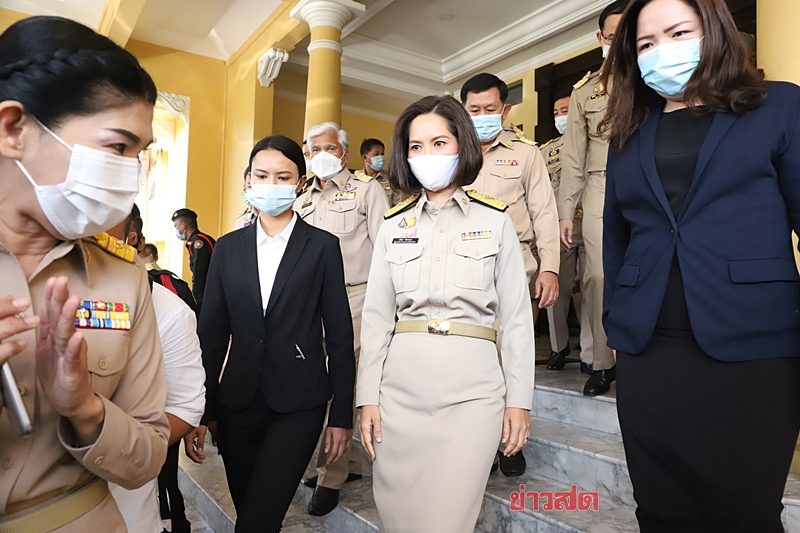 กลุ่มนักเรียนเลว บุกกระทรวงศึกษาธิการแต่เช้า ส่งบิ๊กเซอร์ไพรส์ต้อนรับ 'ตรีนุช เทียนทอง' เข้ากระทรวงวันแรก