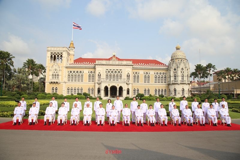 ประยุทธ์ นำ 'ครม.ตู่ 2/3' ถ่ายรูปชื่นมื่น ทักทายอย่างเป็นกันเอง