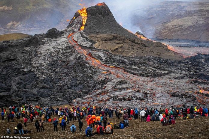 ชาวไอซ์แลนด์แห่ชมภูเขาไฟปะทุ