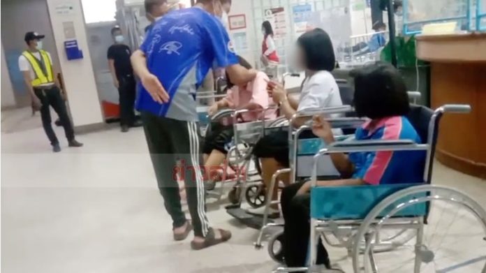  รถนักเรียนคว่ำ 