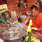 วัดกำแพง จ.นนทบุรี แจกฟรี วัตถุมงคล สู้เศรษฐกิจยุคโควิด-19