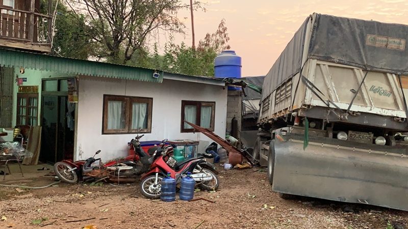 สิบล้อพ่วงบรรทุกหิน หลับใน เสียหลักชนศาลาพักผู้โดยสาร พุ่งชนบ้าน อัดรถกระบะ-จักรยานยนต์ พังเสียหาย 4 คัน ในพื้นที่ จ.หนองคาย