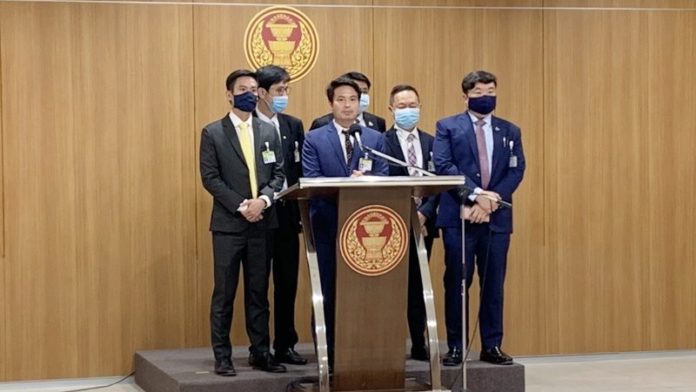 แจงเหตุวอล์กเอาต์