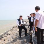 โยธาธิการฯ ติดตามสร้างเขื่อนป้องกันตลิ่งริมทะเล