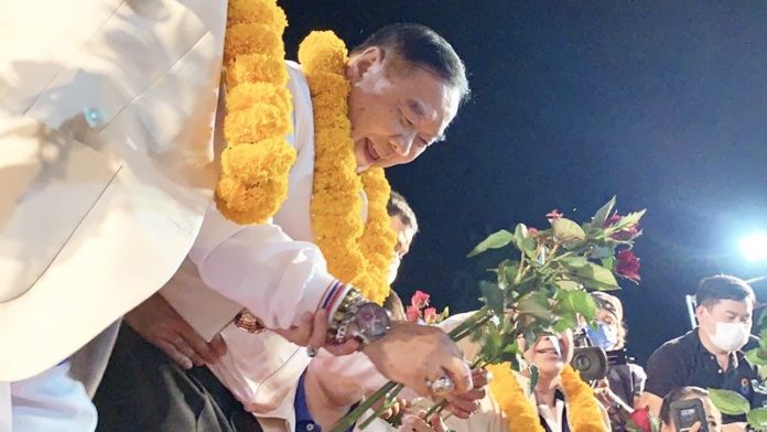 "บิ๊กป้อม" จับไมค์ปราศรัย 