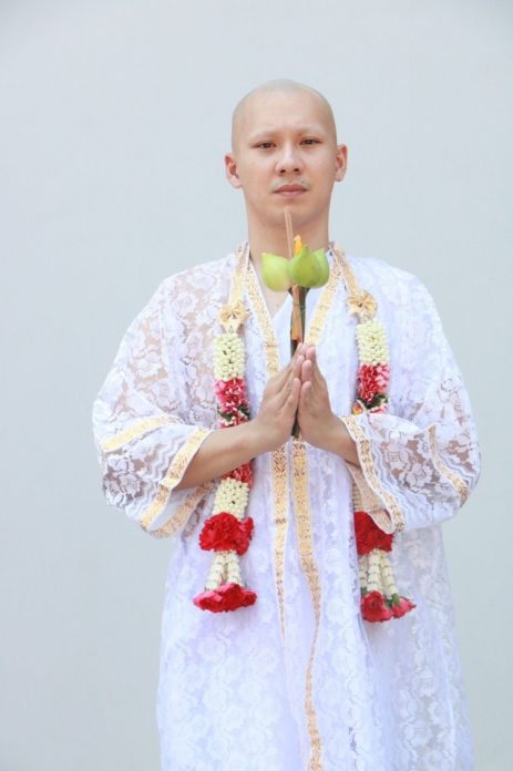 ตั้ม วราวุธ บวชทดแทนคุณบิดามารดา