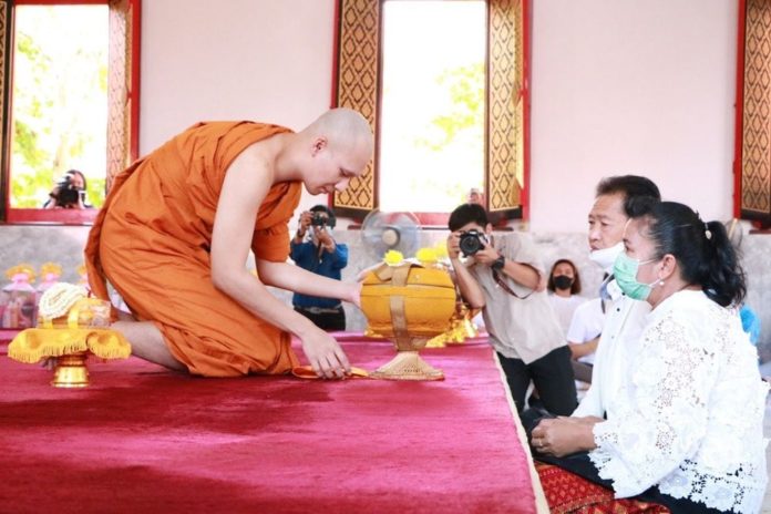 ตั้ม วราวุธ บวชทดแทนคุณบิดามารดา