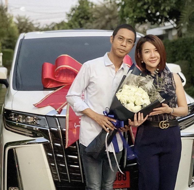 หนึ่ง จักรวาล ถอยรถหรูป้ายแดง มอบเป็นของขวัญย้อนหลังให้ภรรยา - ข่าวสด