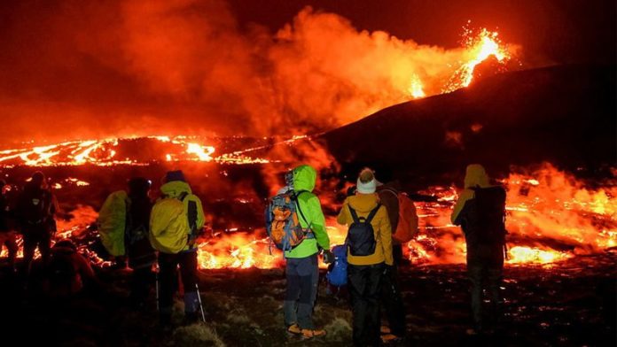 ชาวไอซ์แลนด์แห่ชมภูเขาไฟปะทุ