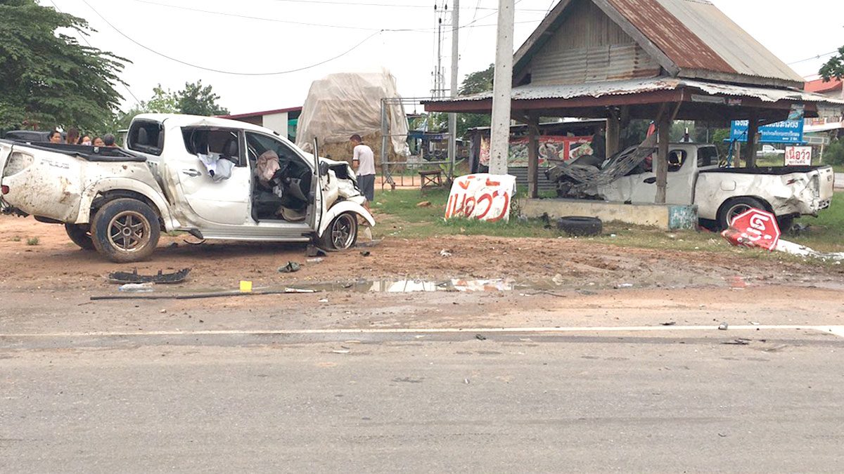 กระบะ เดาใจกันไม่ถูก ชนประสานงา กลาง4แยก อีกคัน หมุนคว้างพุ่งเข้าศาลารอรถ กระบะ เดาใจกันไม่ถูก ชนประสานงา กลาง4แยก อีกคัน หมุนคว้างพุ่งเข้าศาลารอรถ