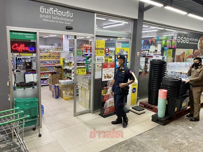 2 โจรควงปืนบุกชิงทรัพย์ ร้านสะดวกซื้อ ย่านมีนบุรี กรุงเทพฯ กวาดเงินสดกว่า 10,000 บาท