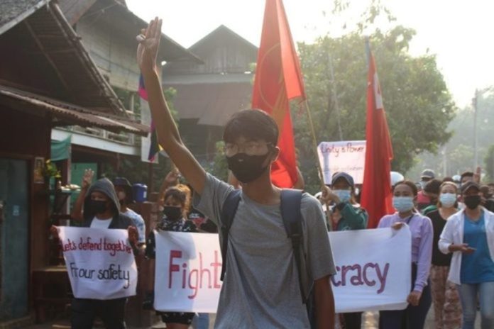  ชูสามนิ้ว ต้านรัฐประหาร