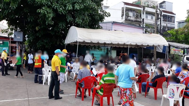 เจ้าหน้าที่ สธ. เร่งตรวจให้ชาวบ้าน และตำรวจทำเนียบ ที่วัดญวนสะพานขาว