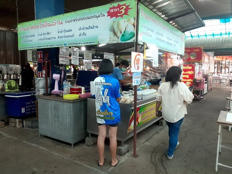 แม่ค้า ตลาดโต้รุ่งอุบลสแควร์ โอด โควิด รอบนี้หนัก ยอดขายลดฮวบ วอนรัฐออกมาตรการกระตุ้นการใช้จ่าย