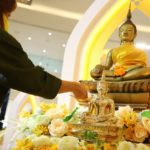 ‘ไอคอนสยาม’ ฉลองปีใหม่ไทยแบบนิว นอร์มอล จัดงาน ‘ไอคอนสยาม มหัศจรรย์เจ้าพระยา มหาสงกรานต์’ สักการะพระพุทธรูปศักดิ์สิทธิ์ สาธิตทำพวงมโหตร ให้เที่ยวได้แบบไร้กังวล