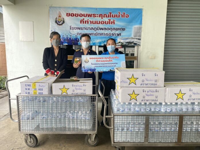 เก้า จิรายุ - แม่ก้อย ละอองมณี มอบขนม-น้ำดื่ม