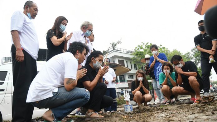 ย้อนนาที 4 กู้ภัยพลีชีพ บุกช่วยเหยื่อไฟไหม้ สลดซ้ำ-ตึกถล่มทับ เร่งคลี่ปม-ล้อมคอก
