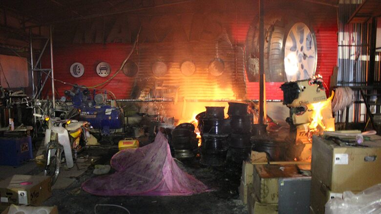 ไฟไหม้ร้านขายยางรถยนต์ ล้อแม็กซ์ วูบเดียวเสียหายครึ่งล้าน