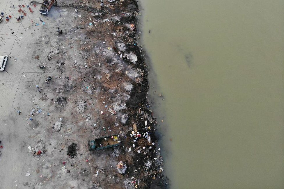 มีการเผาศพบนกองฟืนหลายแห่งตามแนวแม่น้ำคงคา ในเมืองการ์ชมุกเตชวาร์ รัฐอุตตรประเทศ