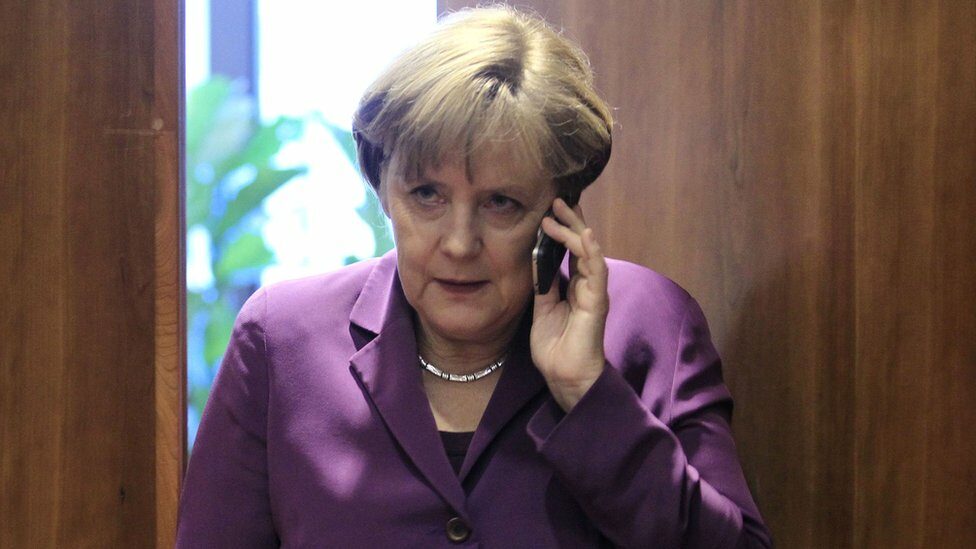 นายกรัฐมนตรีอังเกลา แมร์เคิล ของเยอรมนี ใช้โทรศัพท์ก่อนเข้าร่วมประชุมสุดยอดสหภาพยุโรปในกรุงบรัสเซลส์ เมื่อ 9 ธ.ค. 2011