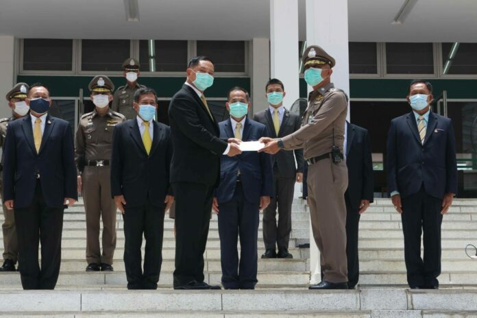 'อดุลย์-ภาคเอกชน' มอบหน้ากากอนามัย-อาหาร ให้โรงเรียนนายร้อยตำรวจ