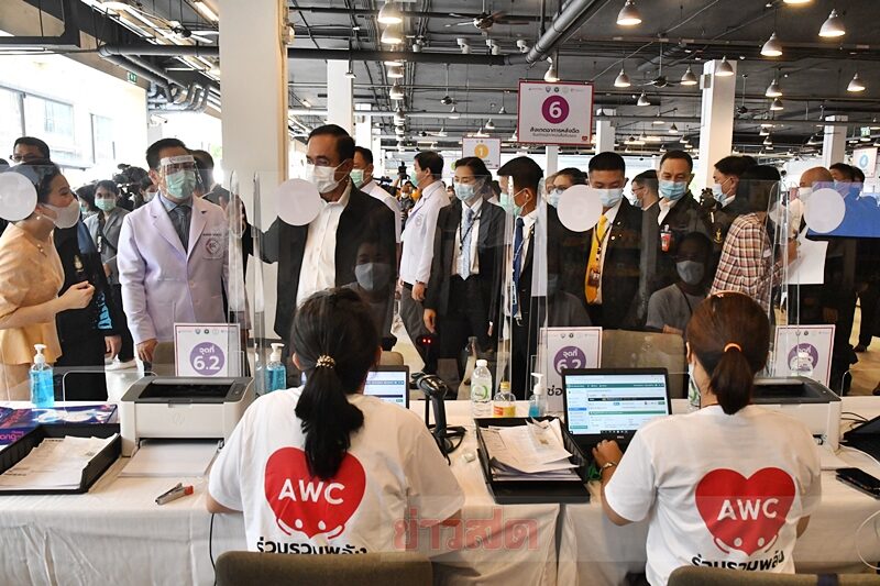 บิ๊กตู่ ตรวจเยี่ยมจุดบริการวัคซีนเอเชียทีค ย้ำเร่งกระจายฉีดทุกคน พร้อมให้กำลังใจเจ้าหน้าที่