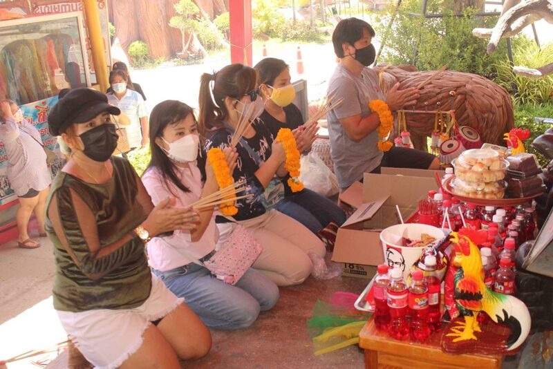 แห่ส่องเลขเด็ด อ่างน้ำมนต์ฤาษีเณร จ.พระนครศรีอยุธยา เห็นชัด ๆ ลอยเด่นเหนือผิวน้ำ