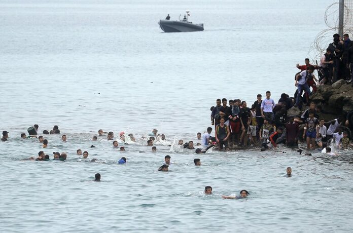 ผู้อพยพครึ่งหมื่นว่ายน้ำ