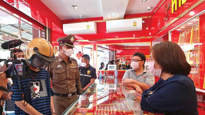 ตามตร.ล่า-จับโจรม.6 ลากอีแตะบุกจี้ร้านทอง รับติดหนี้พนันออนไลน์