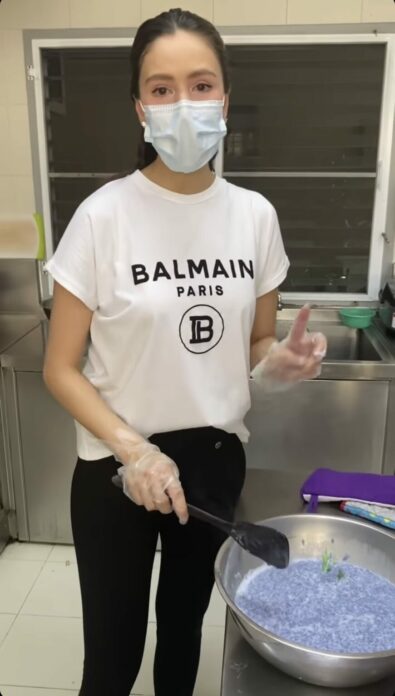 ศรีริต้า ลงมือขูดมะพร้าวเอง