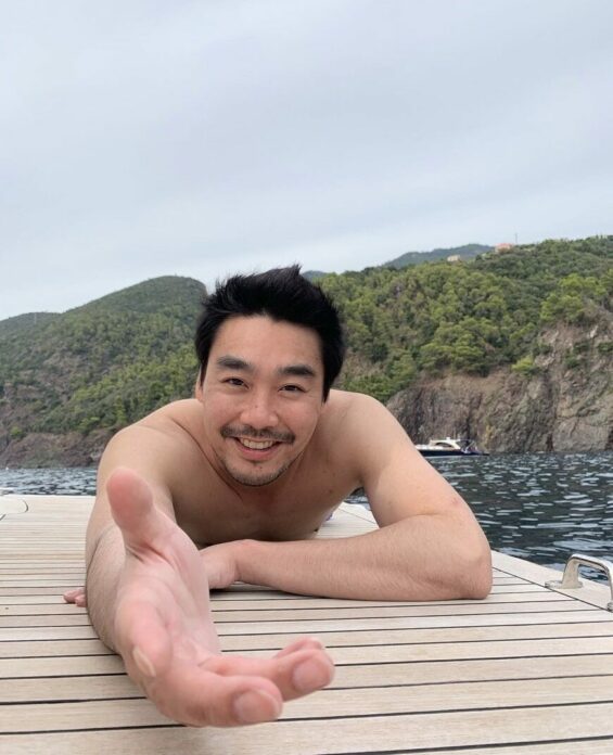 ไฮโซพก โชว์ฉีดวัคซีน