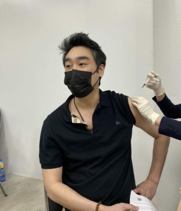 ไฮโซพก โชว์ฉีดวัคซีน