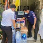 ฉลอง มอบถุงยังชีพ ให้ชาวบ้านปิยวรารมณ์ นนทบุรี