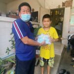 ฉลอง มอบถุงยังชีพ ให้ชาวบ้านปิยวรารมณ์ นนทบุรี