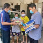 ฉลอง มอบถุงยังชีพ ให้ชาวบ้านปิยวรารมณ์ นนทบุรี