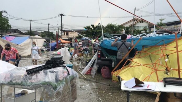 พายุถล่มเลย