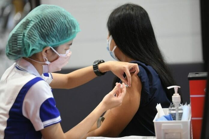 นายกฯ เปิดศูนย์ฉีดวัคซีนโควิด-19 นอก รพ. ตั้งเป้าวันละพันคน
