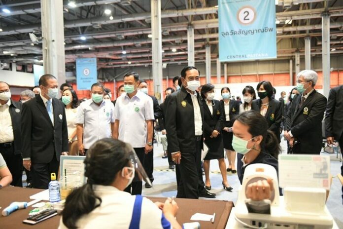 นายกฯ เปิดศูนย์ฉีดวัคซีนโควิด-19 นอก รพ. ตั้งเป้าวันละพันคน