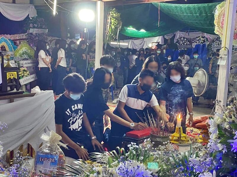 12รุ่นพี่ นศ.อุเทนถวาย เข้าขอขมาศพ น้องปลื้ม ด้าน แม่ถามกลับ "ถ้าเป็นเขาเป็นเราโดนแบบนี้พ่อแม่จะเสียใจแค่ไหน"